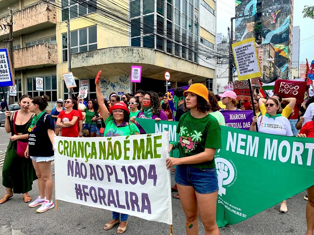 Protesto em Fortaleza contra o projeto de lei 1904, equipara o aborto realizado por vítimas de estupro depois da “viabilidade fetal” ao crime de homicídio, com pena de seis a 20 anos