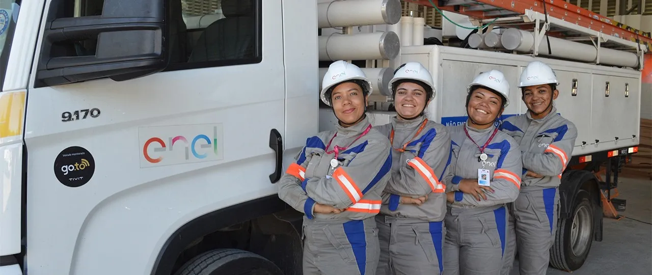 Mulheres eletricistas participam de cursos de formação na Enel Ceará