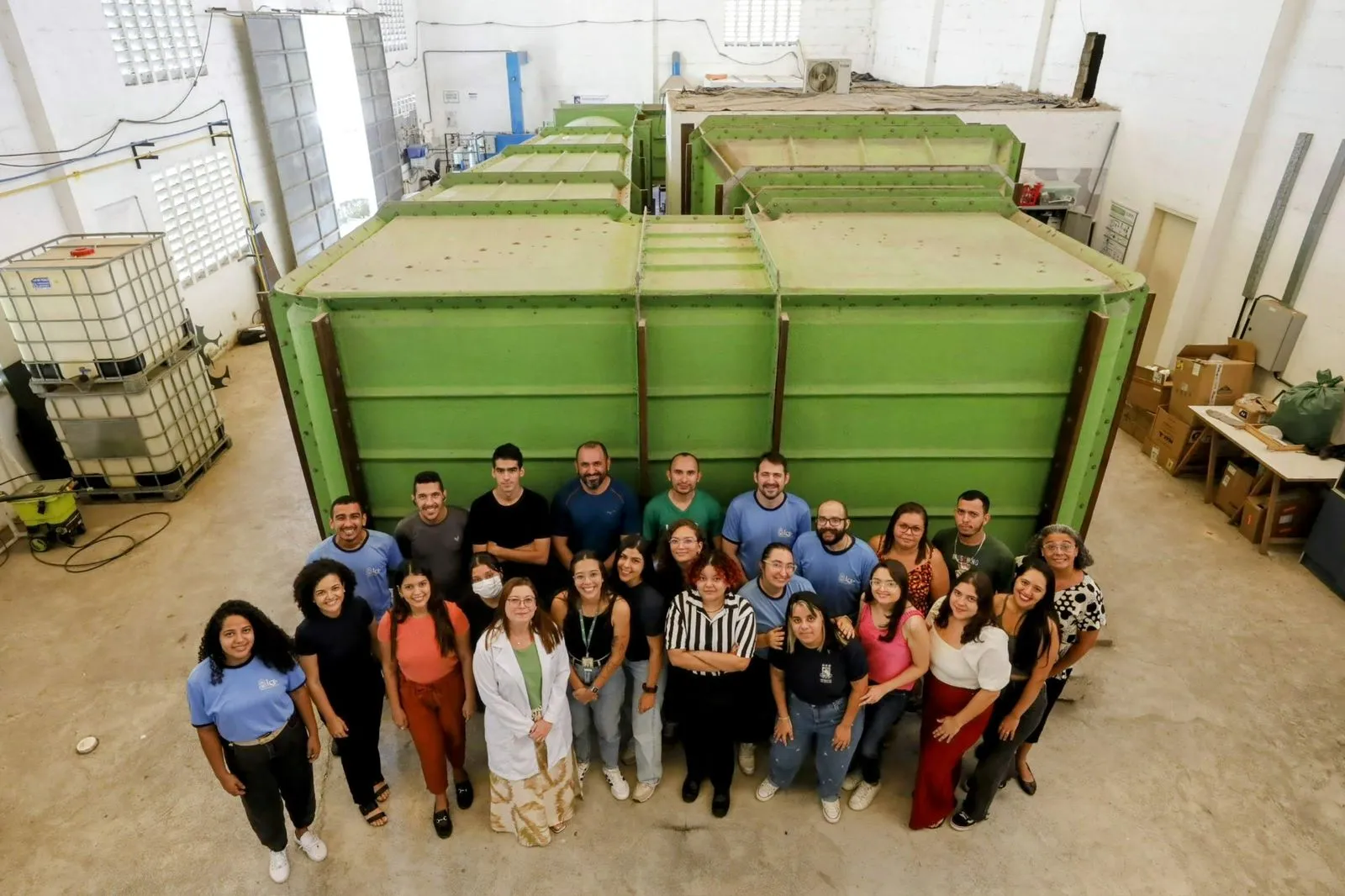 O projeto de Pesquisa Desenvolvimento e Inovação, sobretudo de Pirólise (produção de Bio-óleo, Biocarvão e GNCs) na Uece, conta com a participação da equipe de pesquisadores do LCE+, coordenado pela professora Mona Lisa Moura. Também participam o Dr. Daniel Serra e alunos da Uece, além dos pesquisadores do Laboratório de Hidrogênio e Máquinas Térmicas (LHMT) da Universidade Federal do Ceará, da Embrapa-Ceará, da Universidade Federal do Piauí (UFPI) e da Universidade Federal do Rio Grande do Norte (UFRN). No projeto de pirólise de biomassa, a Uece também tem convênio com a Cagece