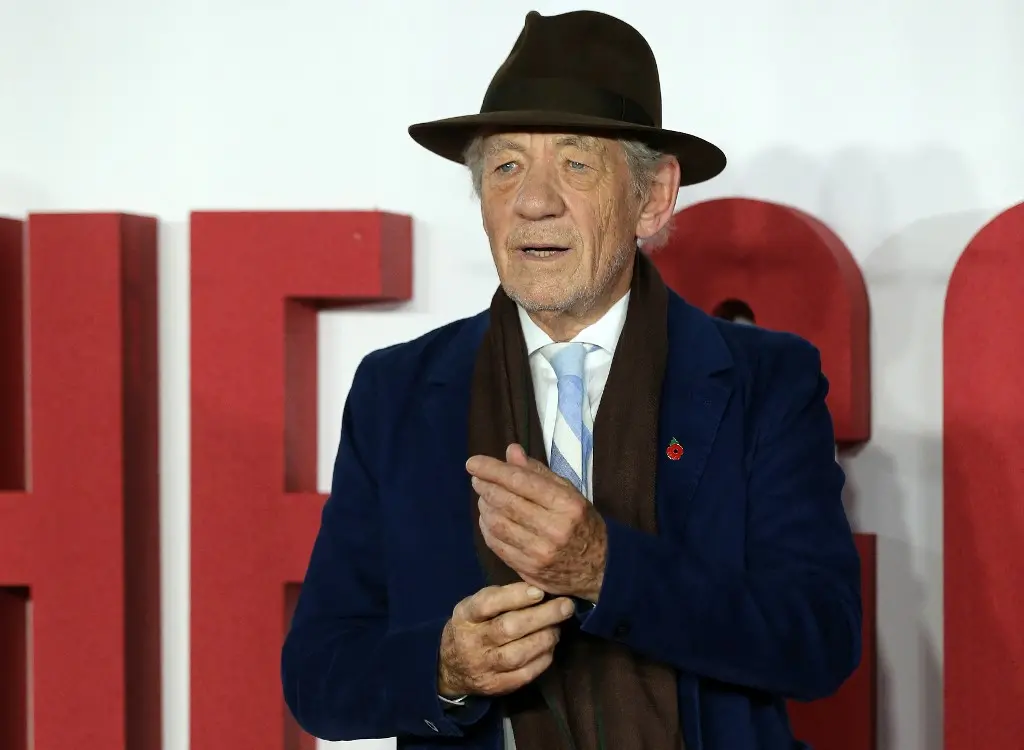 Imagem da notícia: Ian McKellen agradece apoio dos fãs após se machucar durante peça: 'Recuperação completa e rápida'