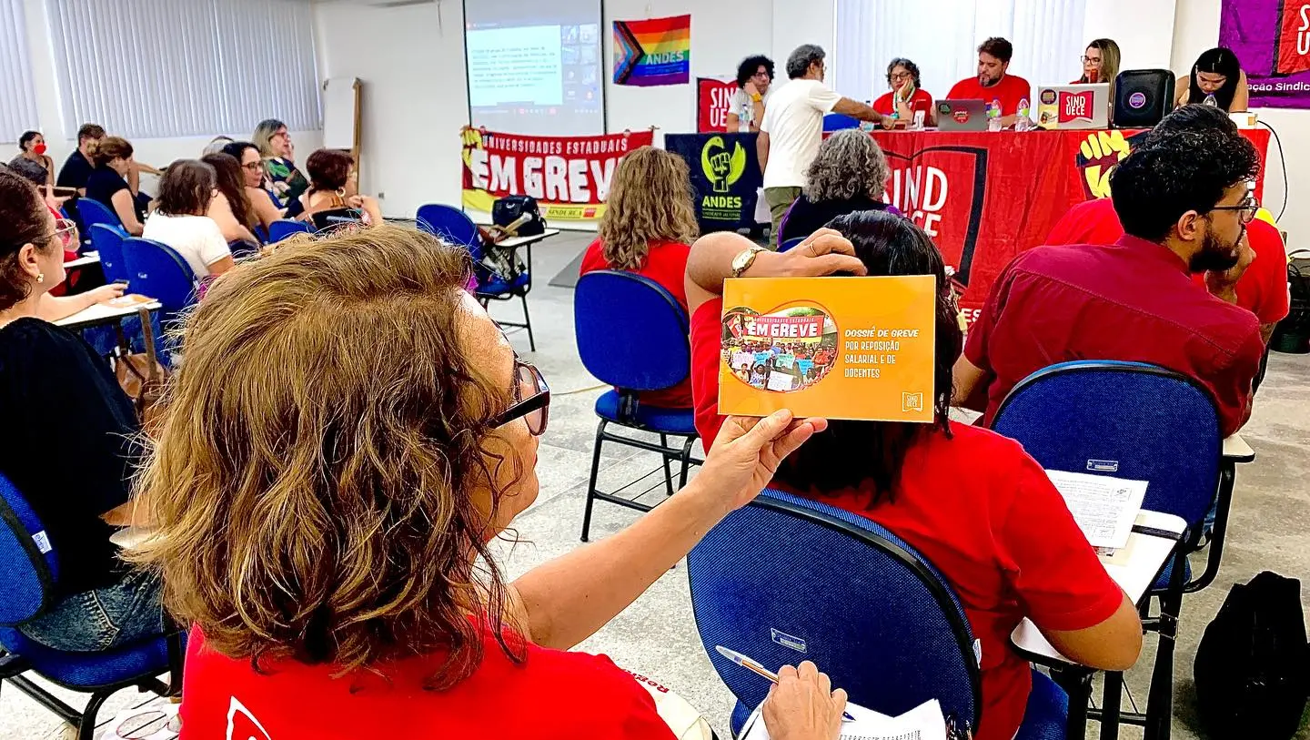 Imagem da notícia: Professores de universidades estaduais do CE avaliam nova proposta e deliberam sobre fim da greve