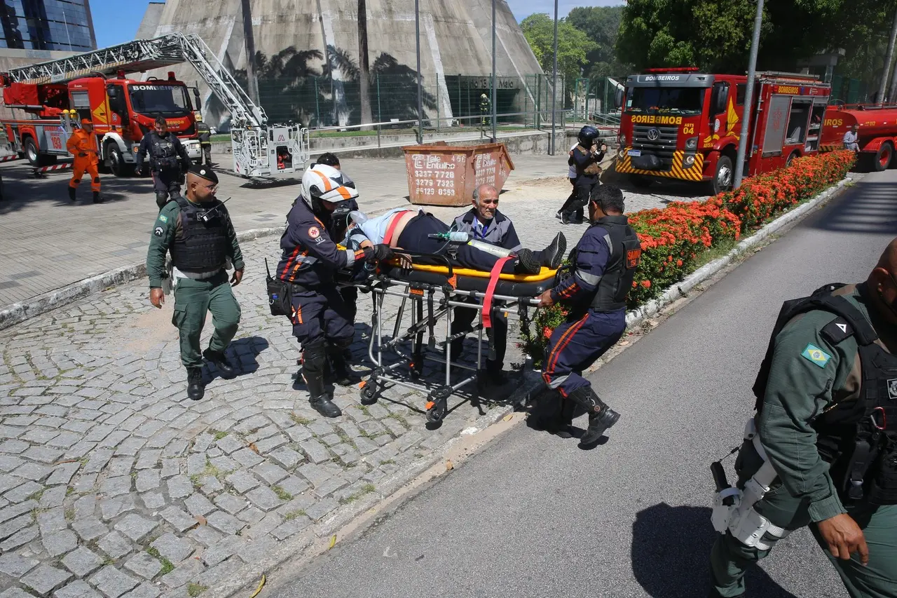 Imagem da notícia: Incêndio atinge prédio da Assembleia Legislativa do Ceará e pessoas são socorridas por inalar fumaça