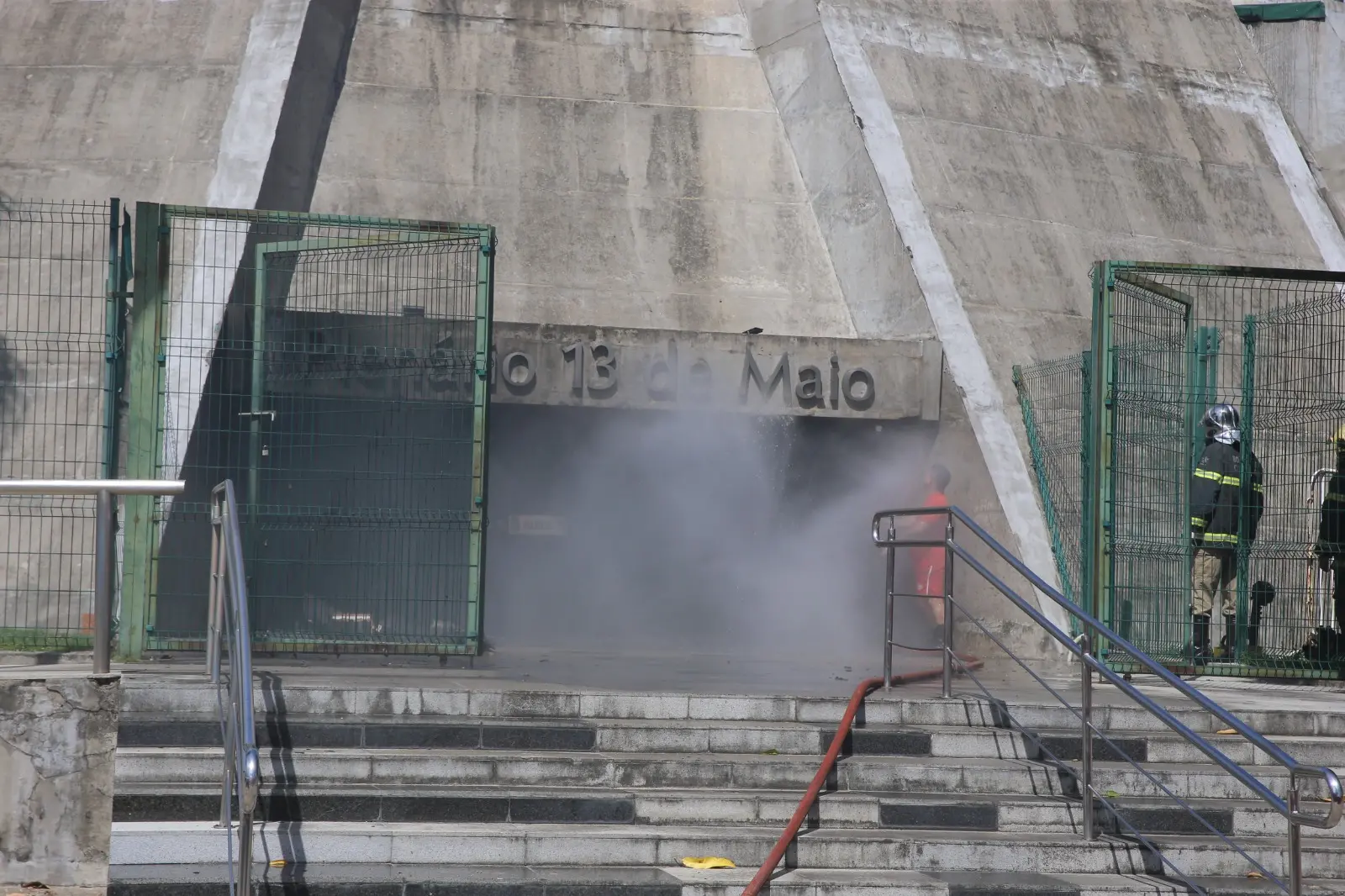 Imagem da notícia: Alece fará sessões virtuais e licitação imediata para reconstruir plenário após incêndio, diz Evandro