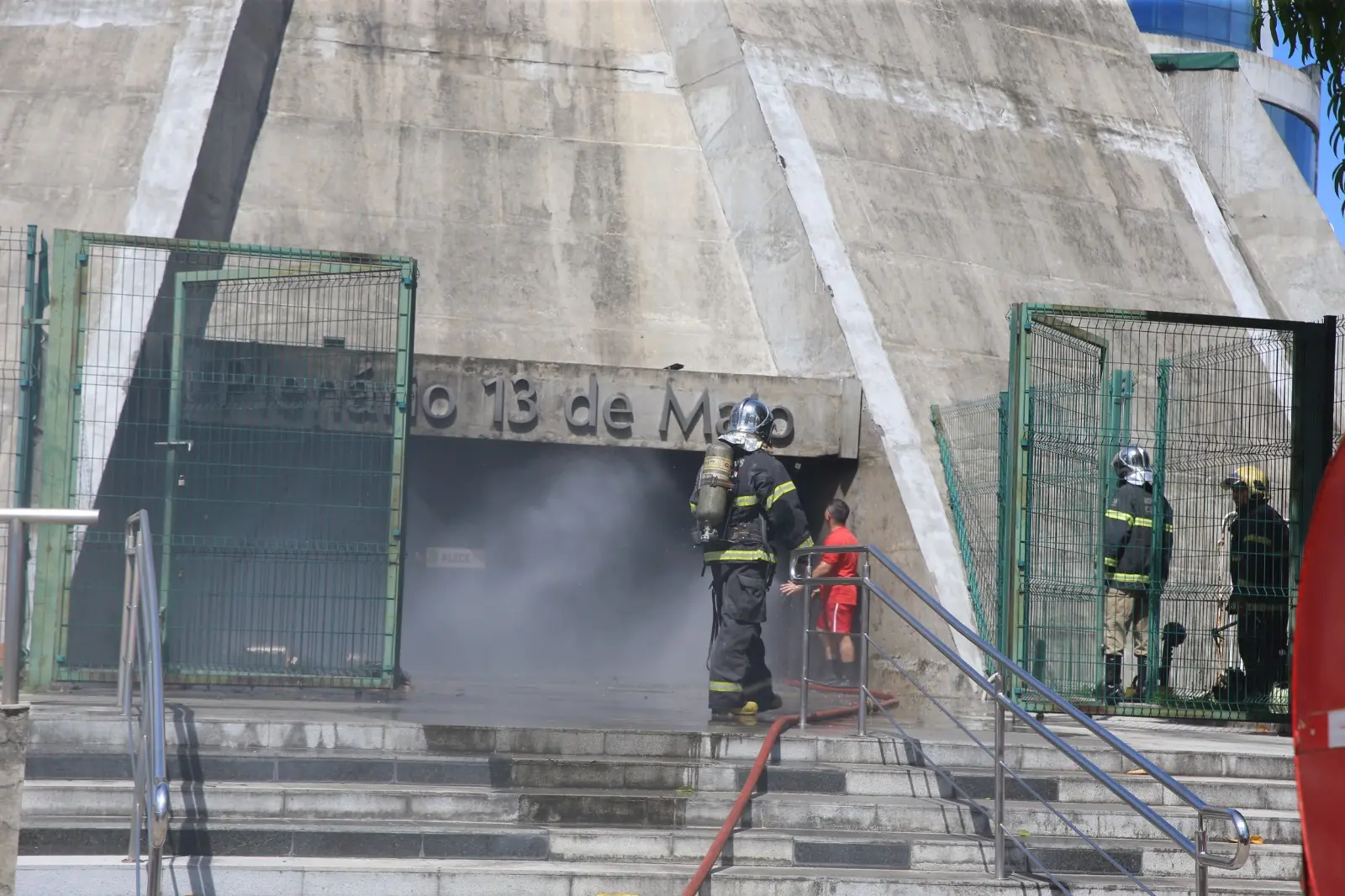 Imagem da notícia: O que se sabe sobre o incêndio no plenário da Assembleia Legislativa do Ceará