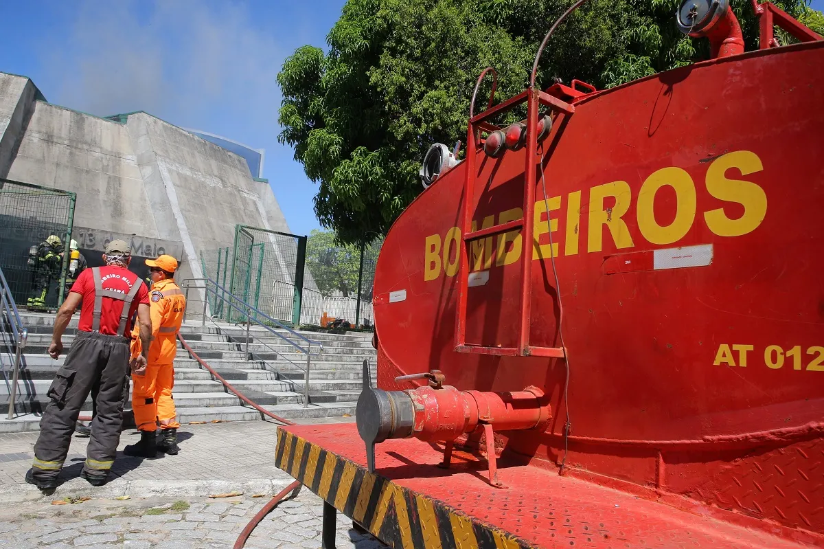 O resgate servidores, parlamentares e demais pessoas que estavam na Casa foi iniciado por equipes do Corpo de Bombeiros que atua no Parlamento Estadual