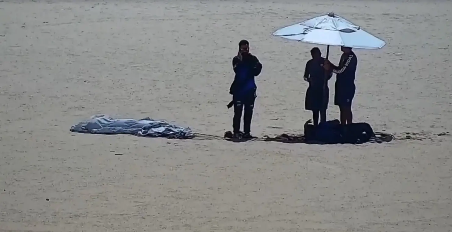 Imagem da notícia: Paraquedista cai na Praia de Iracema e é socorrido pela Guarda Municipal; veja vídeo 