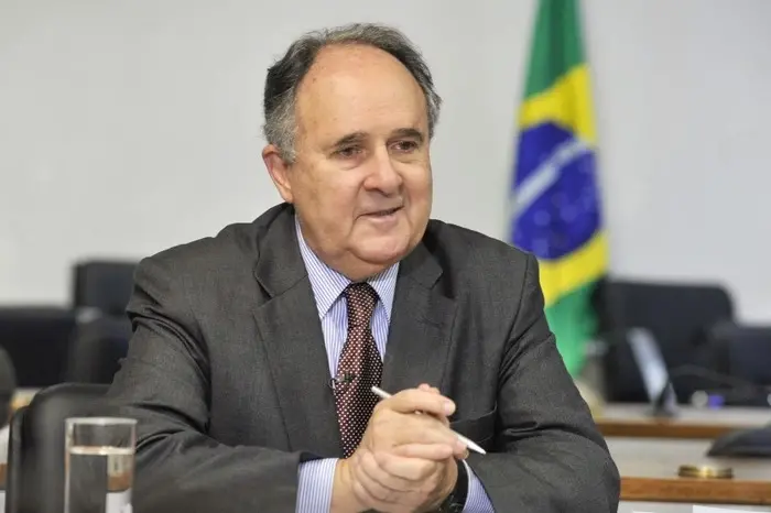Imagem da notícia: Bolsa Família tem ótimo desenho, mas não acaba com assistencialismo, diz Cristovam Buarque