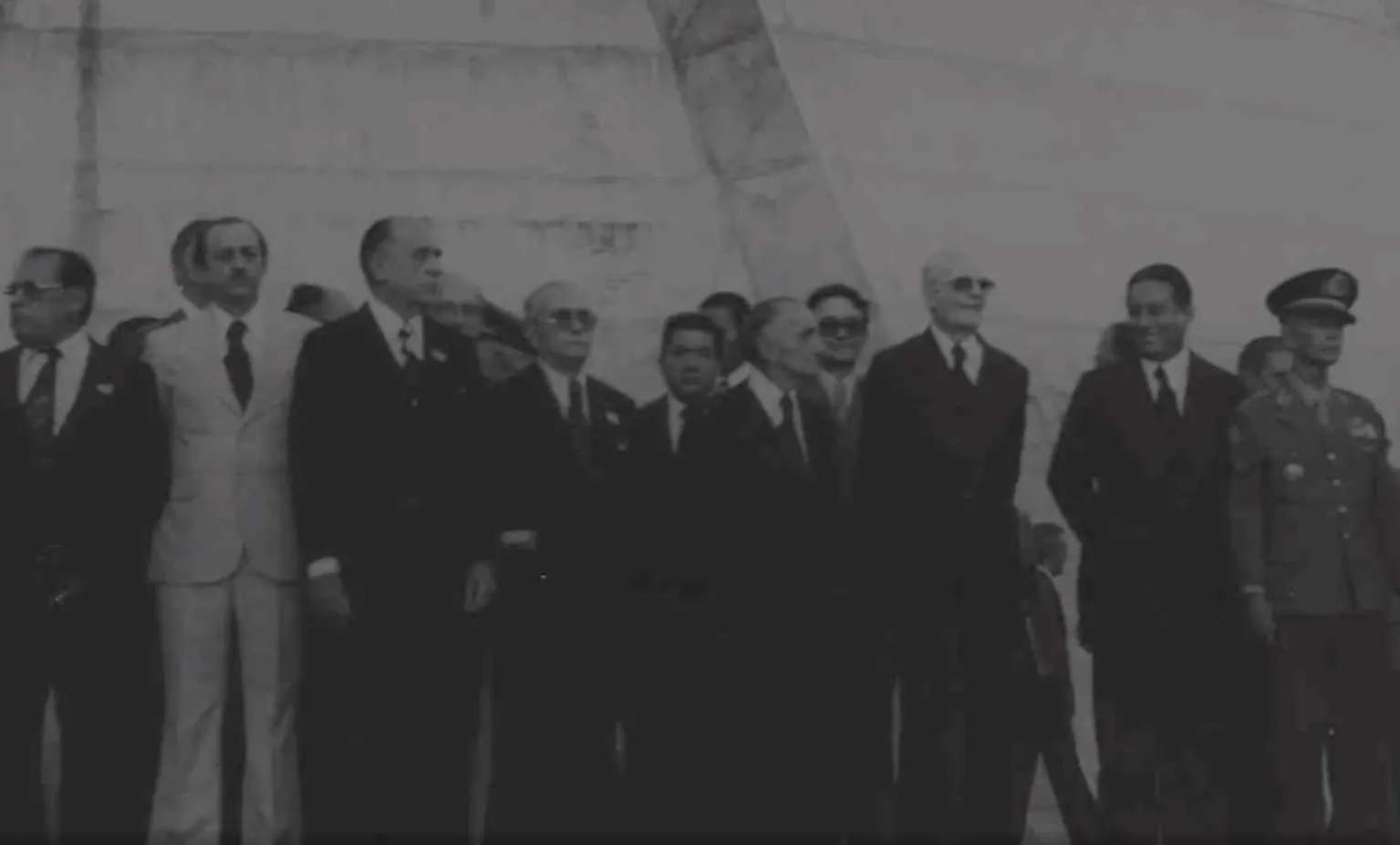 Presidente Ernesto Geisel (terceiro da direita para a esquerda) participou de inauguração da sede da Alece em 13 de maio de 1977