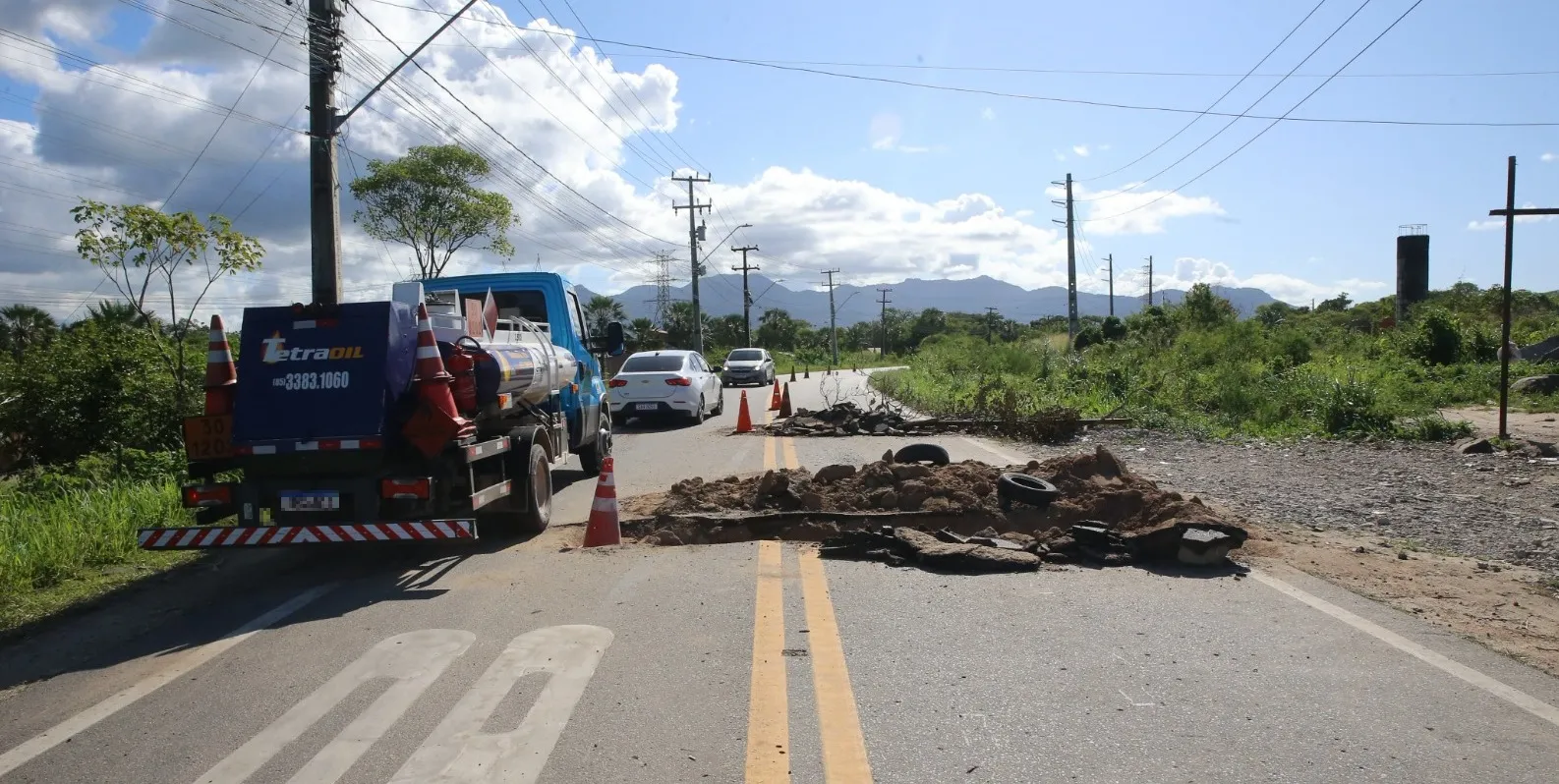 Os veículos que trafegam no local têm apenas uma brecha da pista para passar