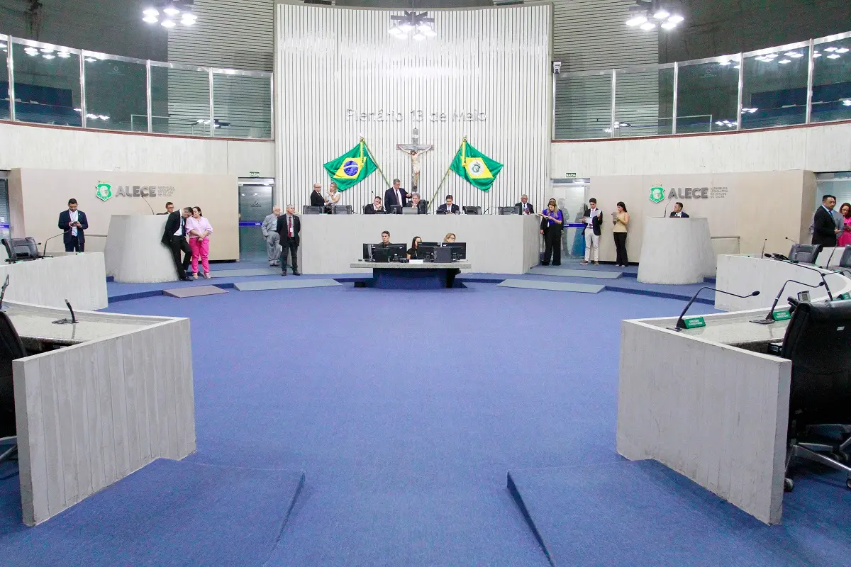 Imagem da notícia: Plenário da Alece incendiado soma fatos históricos, de visita presidencial à morte de deputado