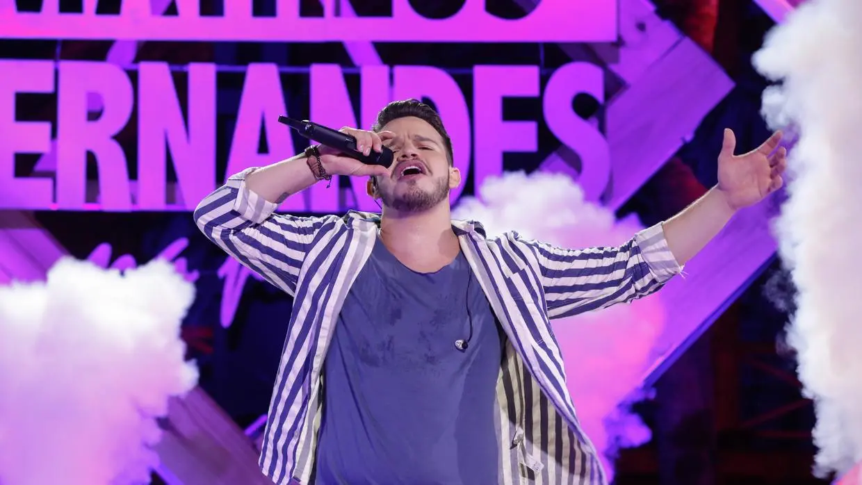 Imagem da notícia: Fã joga celular e acerta parte íntima de Matheus Fernandes durante show em Sergipe