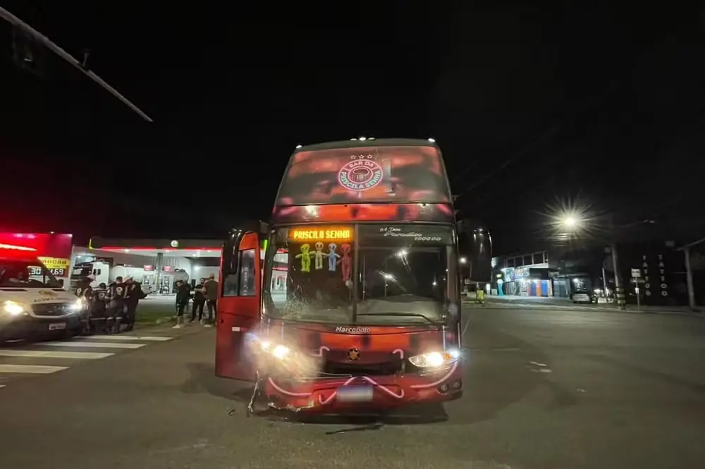 Imagem da notícia Jovem morre em acidente com ônibus da cantora Priscilla Sena em Aracaju 