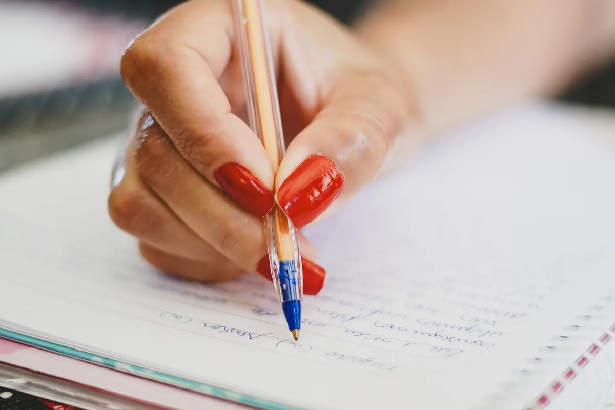 Imagem da notícia: Como fazer uma boa redação para concurso público? Veja como estudar, o que zera e como treinar