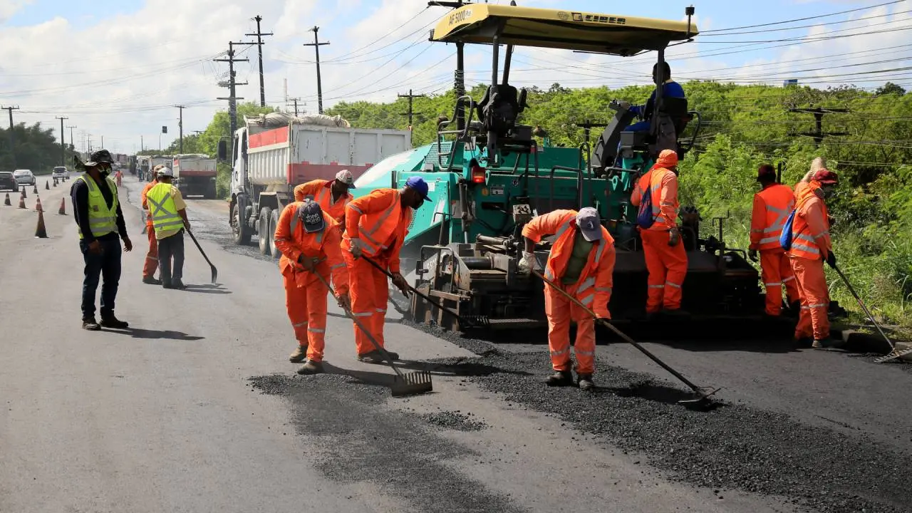Trabalhadores realizando obras em via