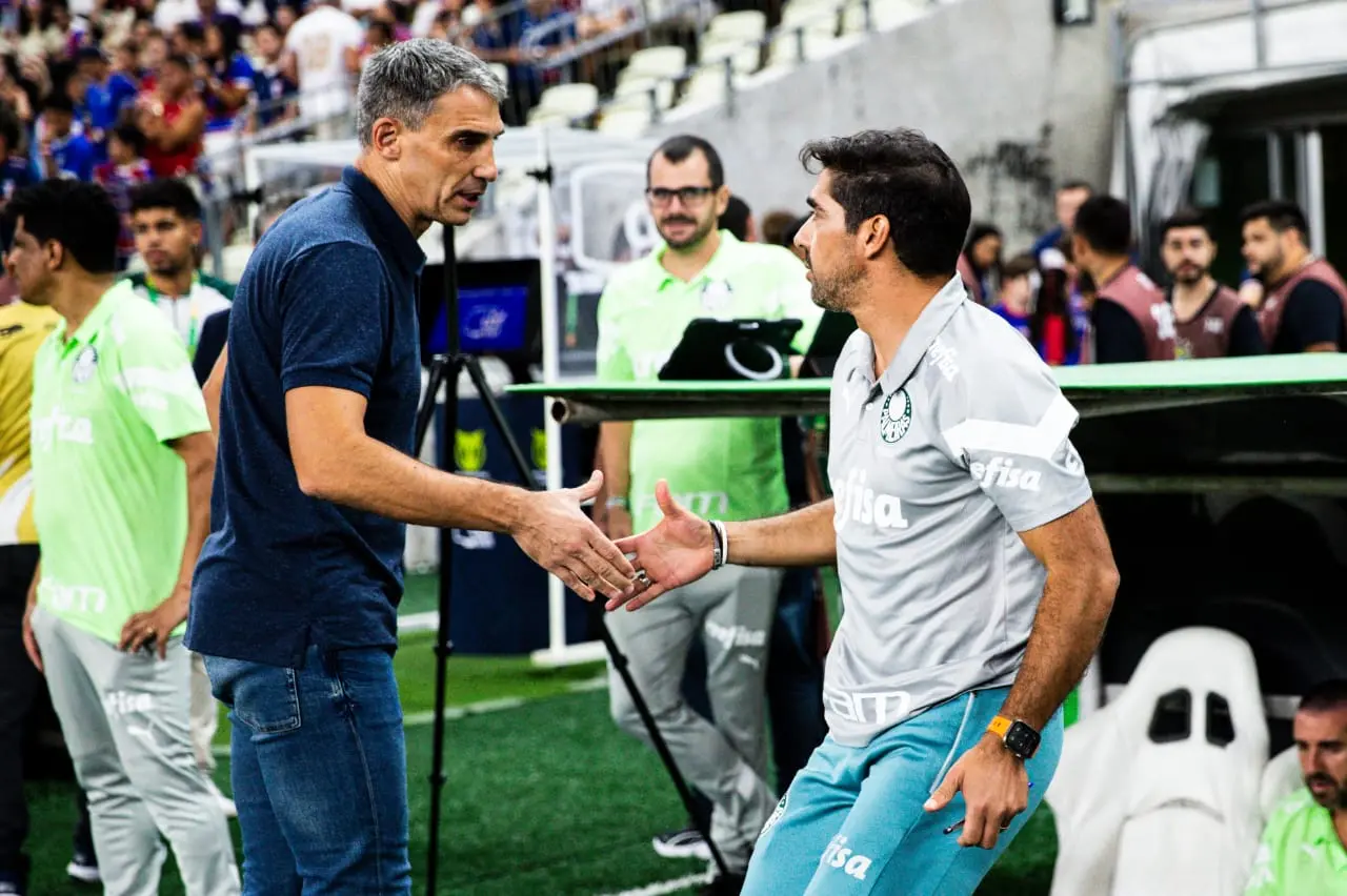 Vojvoda e Abel Ferreira se cumprimentam