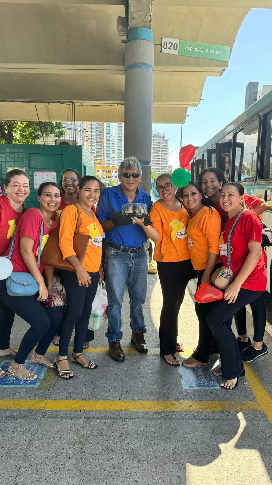 Imagem da notícia: Passageiras organizam aniversário surpresa para motorista em ônibus de Fortaleza; veja vídeo