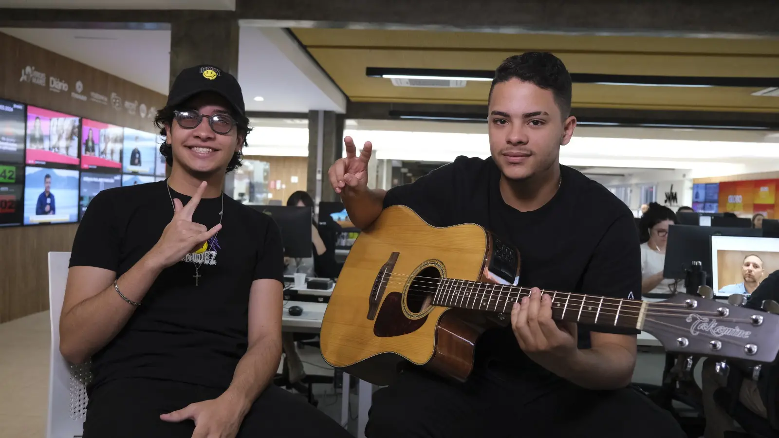 Kaka e Pedrinho na redação do Sistema Verdes Mares