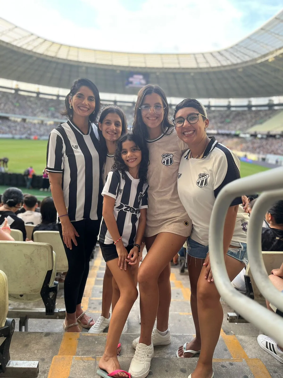 Priscila e Vanessa com as filhas durante um jogo do Ceará.