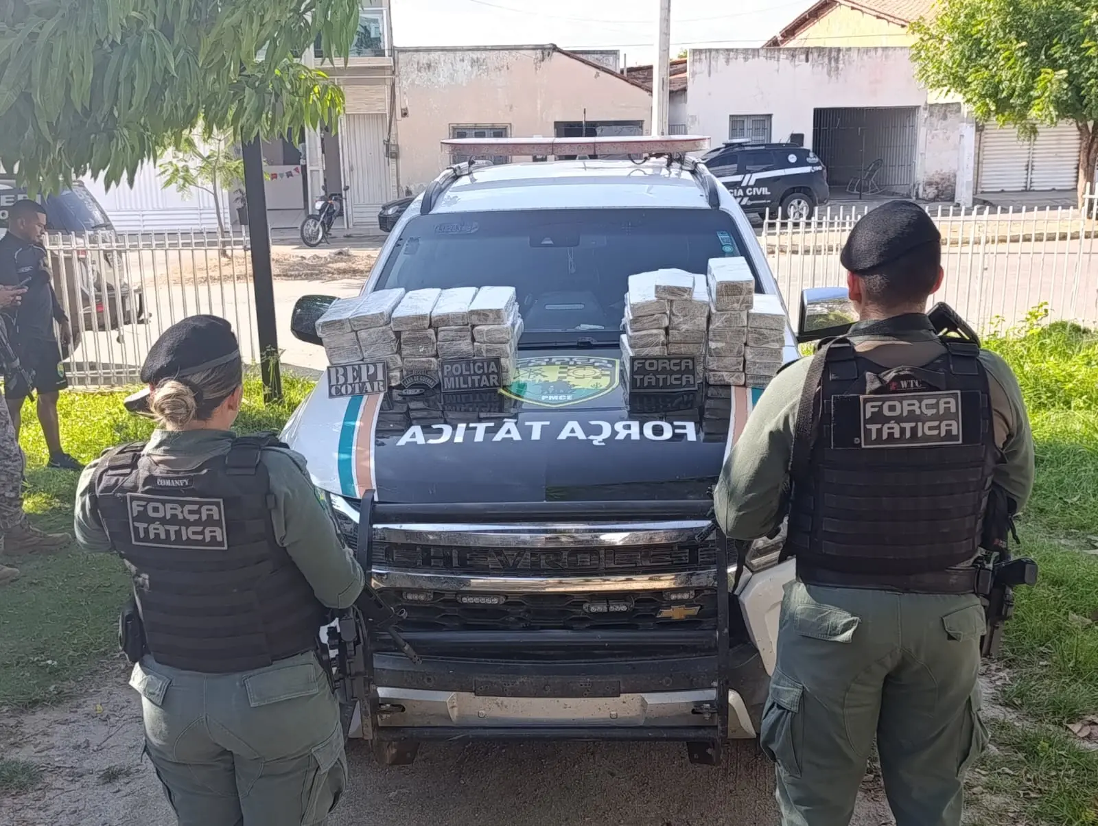 Imagem da notícia: Suspeito com 50 kg de maconha é preso em ônibus interestadual no interior do Ceará