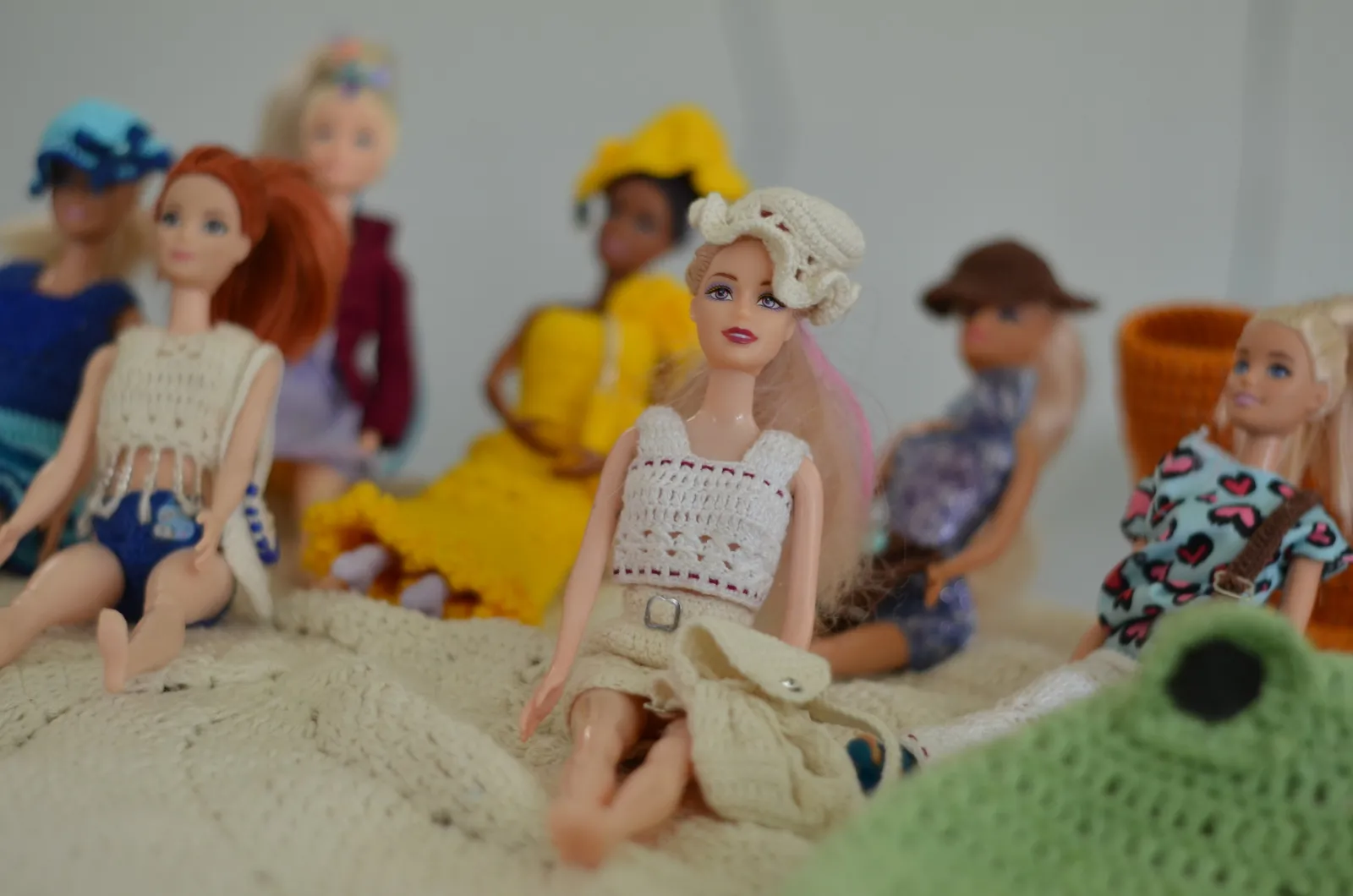 Bonecas com peças de roupa e acessórios em crochê