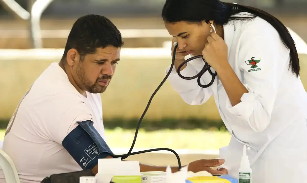 Imagem da notícia: Lei pode proibir distinção para marcar consultas particulares e com plano de saúde? Entenda