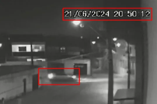 Prints de vídeos colhidos que captam o carro utilizado no crime, momentos antes do ataque