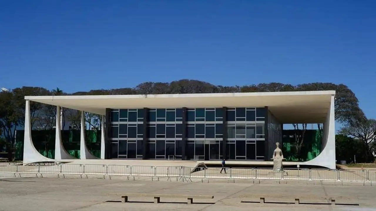 Imagem da notícia: STF envia ao Legislativo e Lula decisão que descriminaliza o porte de maconha