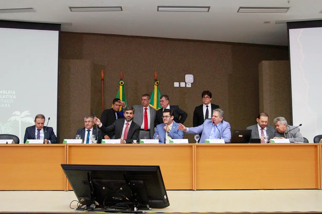 Imagem da notícia: Após incêndio em plenário e sessões remotas, Alece adapta auditório para manter rotina de deputados