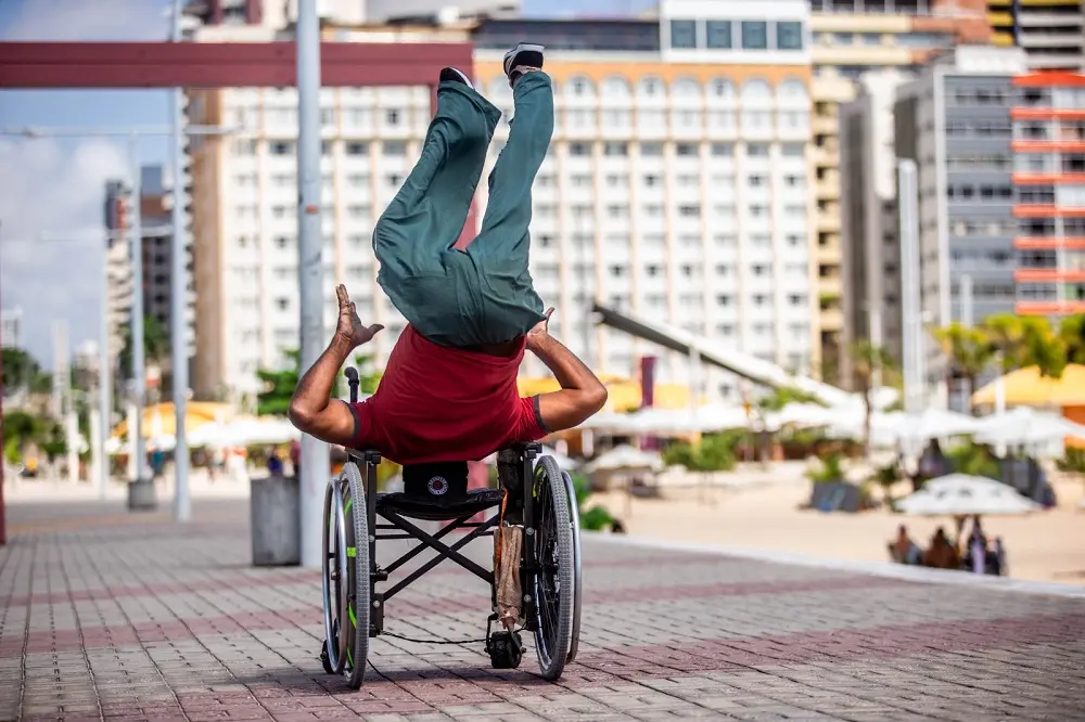 Imagem da notícia: ‘Nada é impossível, até numa cadeira de rodas’: o cadeirante acrobata que encanta o Ceará há 28 anos