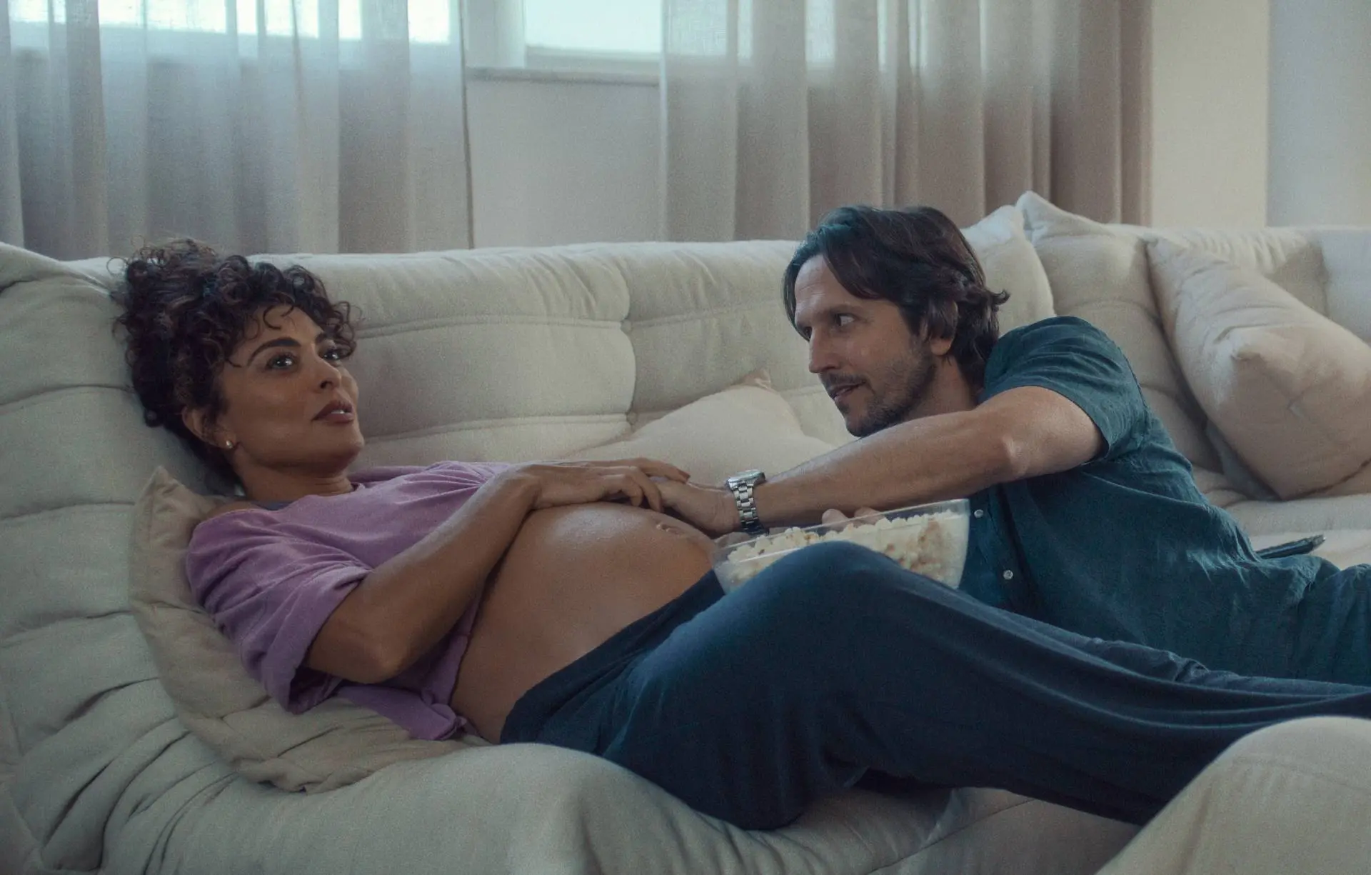 Juliana Paes e Vladimir Brichta em cena na Netflix