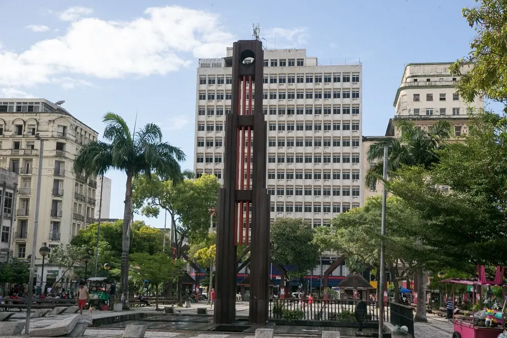 Imagem da notícia: Coluna da Hora, ícone da Praça do Ferreira, em Fortaleza, está sem relógio; saiba motivo