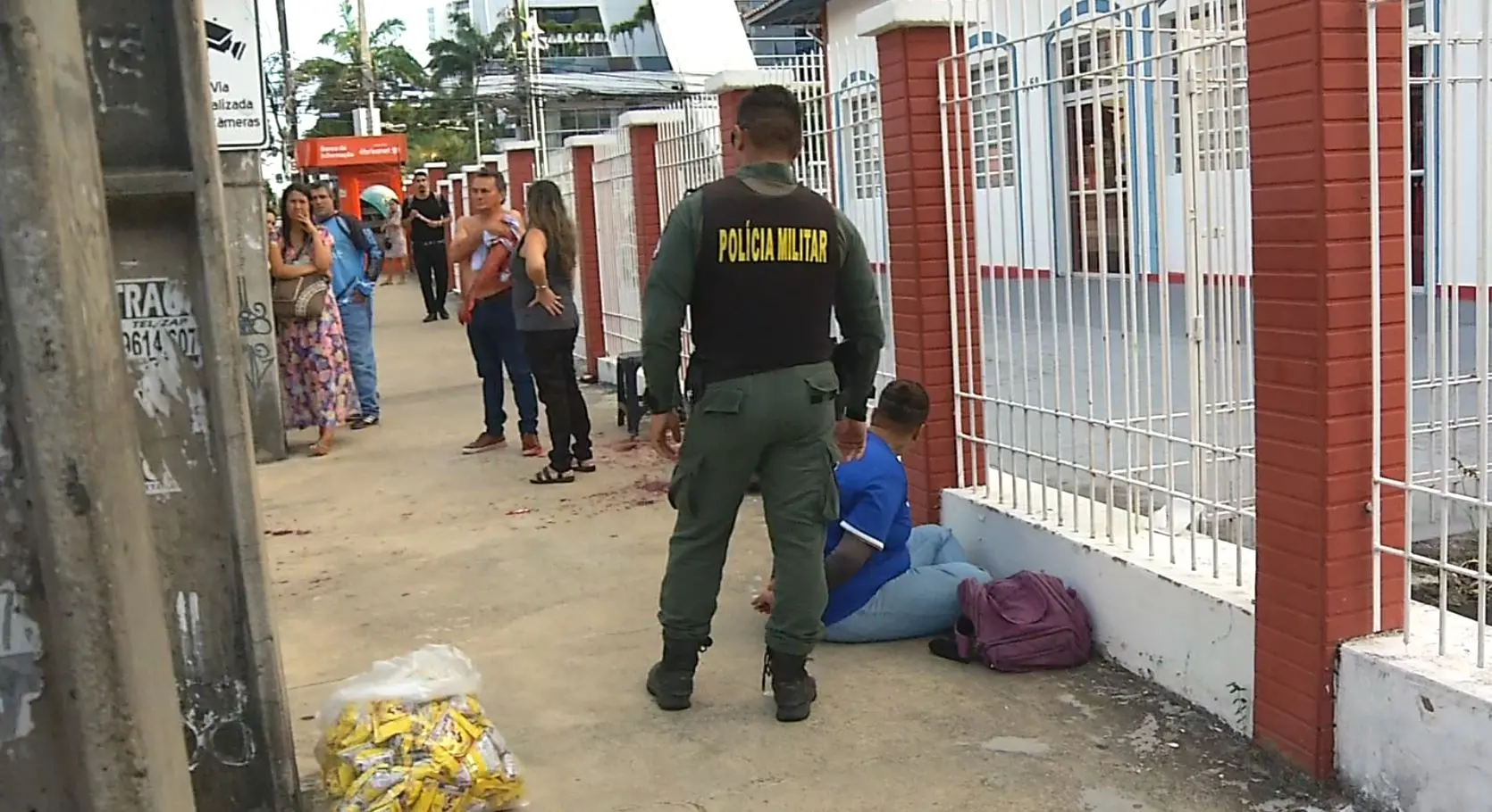 Imagem da notícia: Passageiro é ferido a facadas em briga com vendedora ambulante em ônibus de Fortaleza