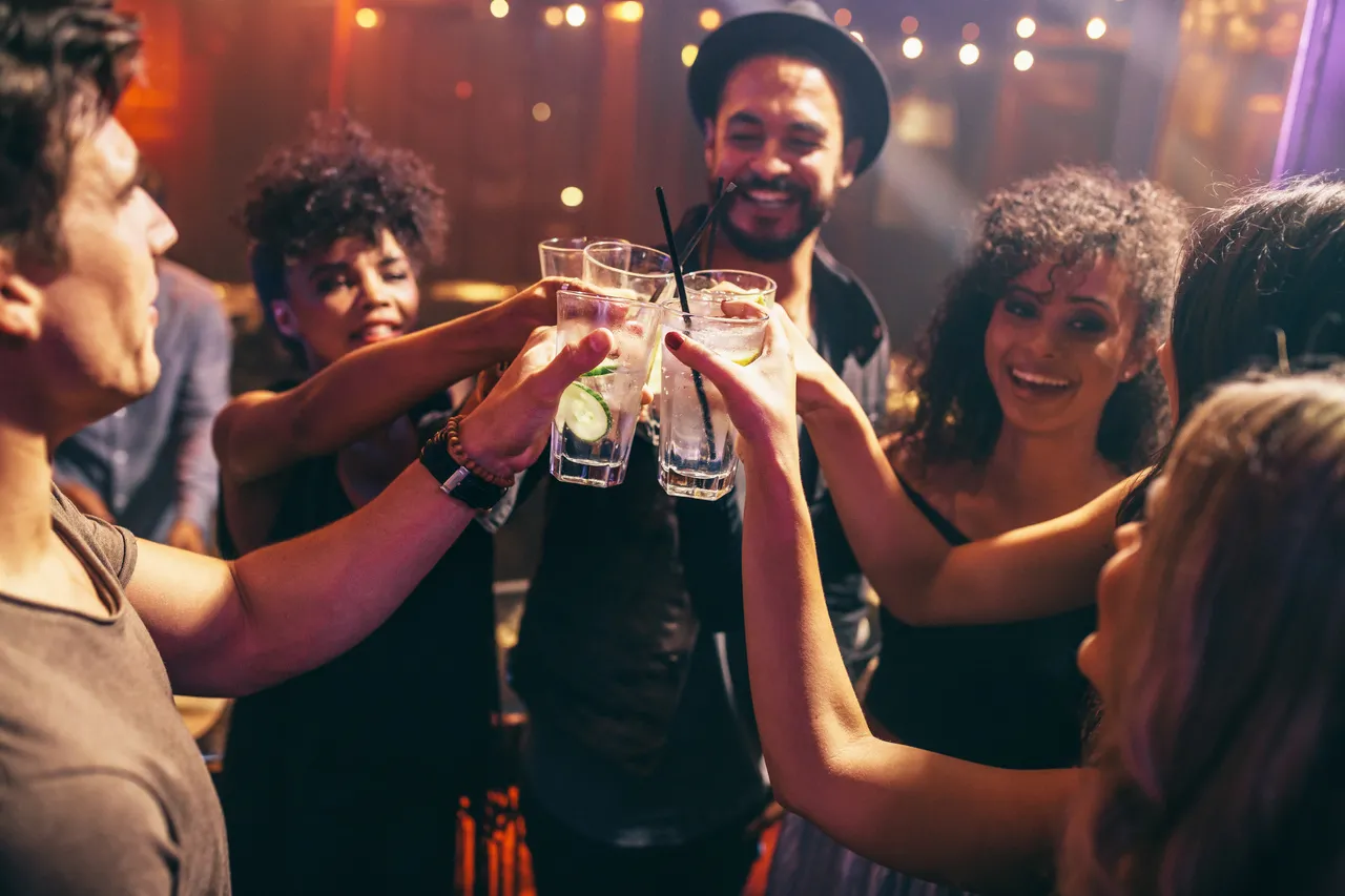 O alcoolista enfrenta uma árdua batalha consigo e com a sociedade e precisará construir recursos complexos para administrar a abstinência e a impulsividade dos desejos