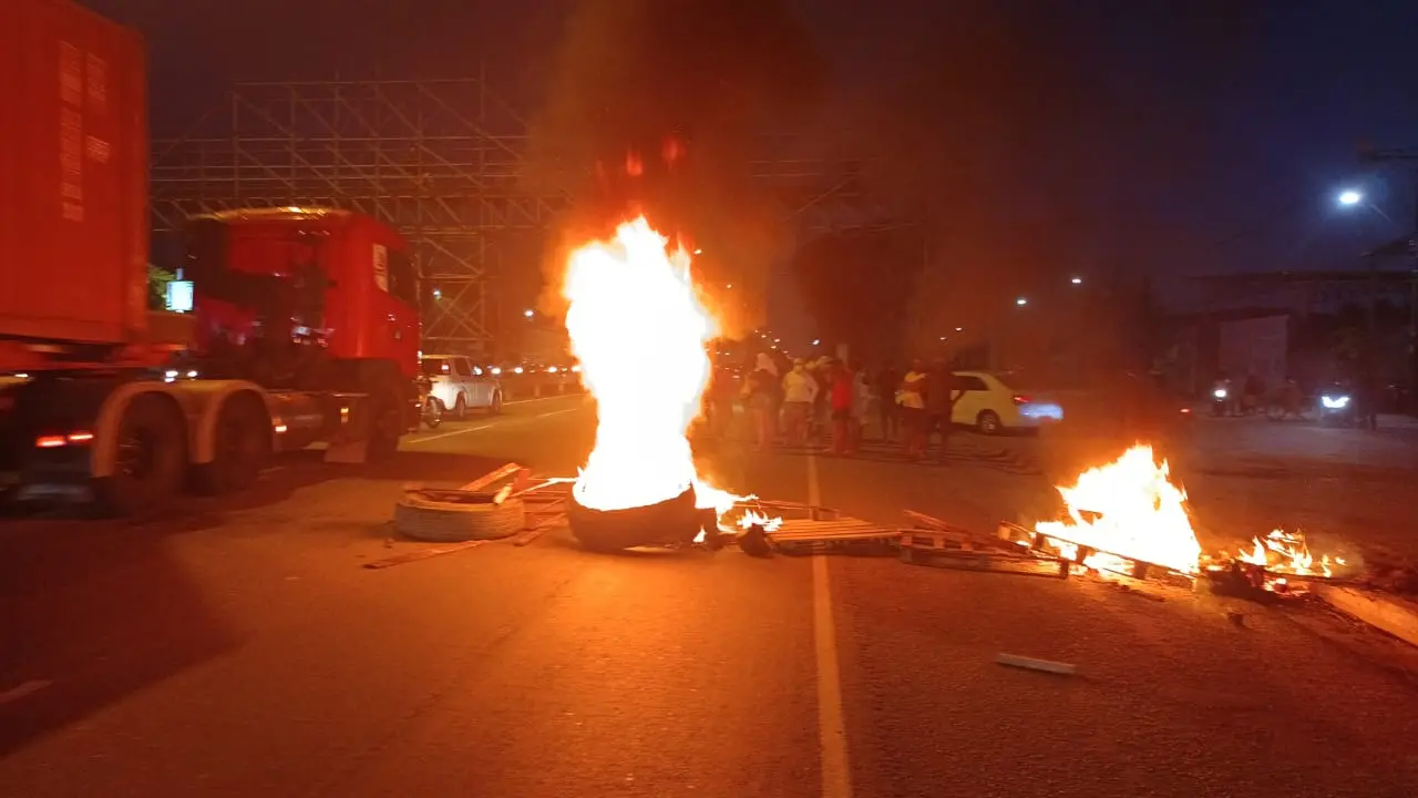 Imagem da notícia: Moradores queimam pneus e fecham a BR-116, em Fortaleza, durante protesto