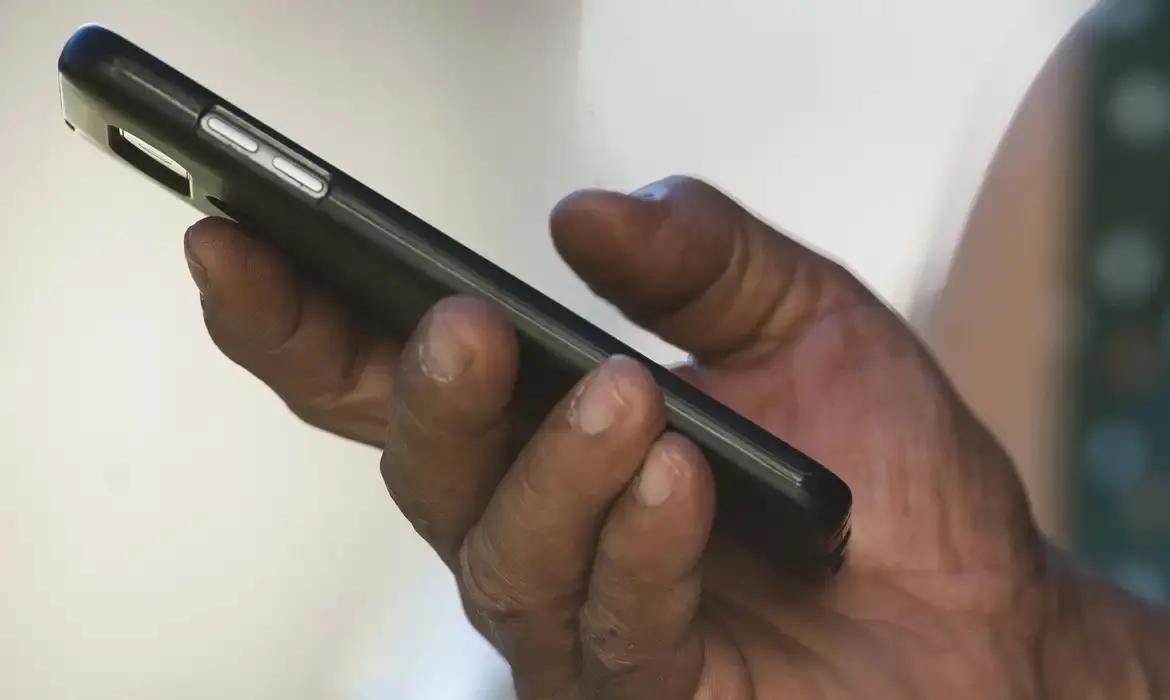Imagem da notícia: Amazon consegue liminar contra Anatel e pode vender celulares 'piratas' no Brasil