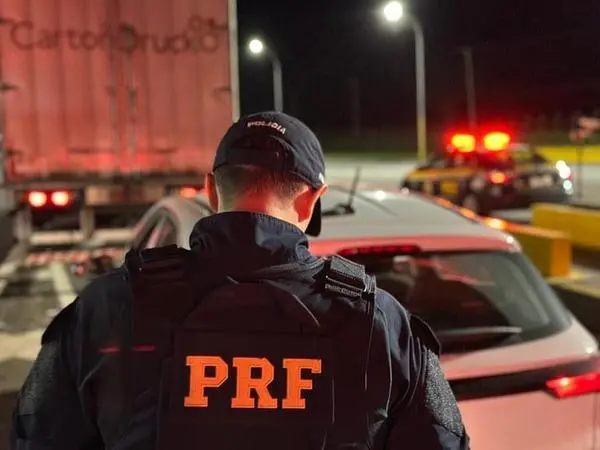 Imagem da notícia: PRF prende em Fortaleza homem que dirigia carro clonado roubado em Recife