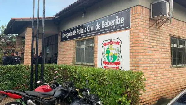 Imagem da notícia: Mulher cria perfis falsos para extorquir marido e é presa no litoral do Ceará