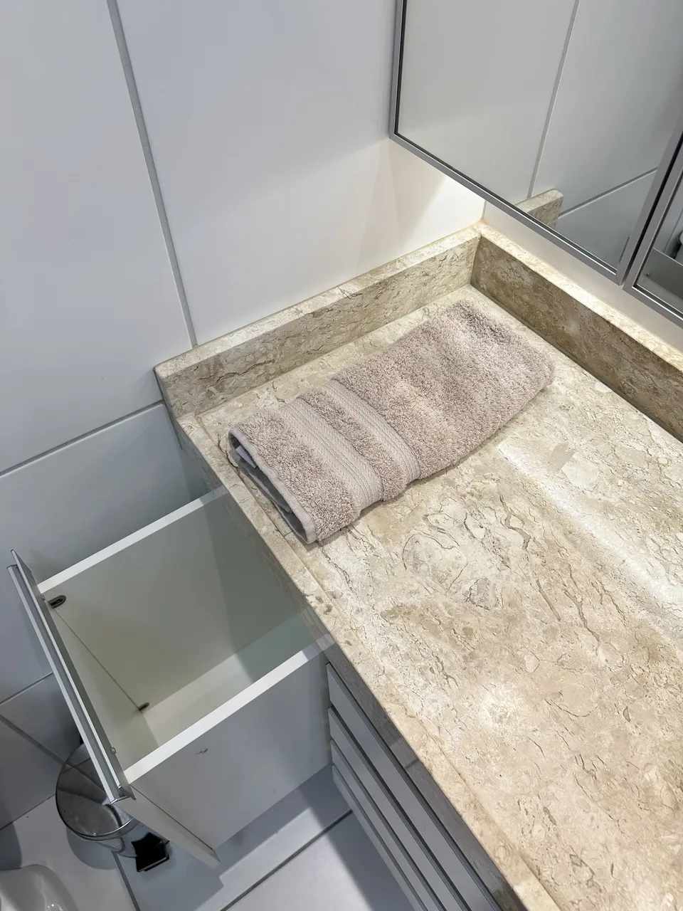 Gavetão para roupa suja no armário do banheiro