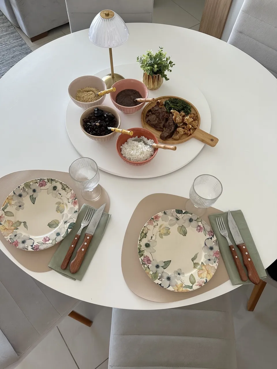 Prato giratório em MDF para acomodar comidas nas refeições. Tamanho 60cm para uma mesa de 140cm