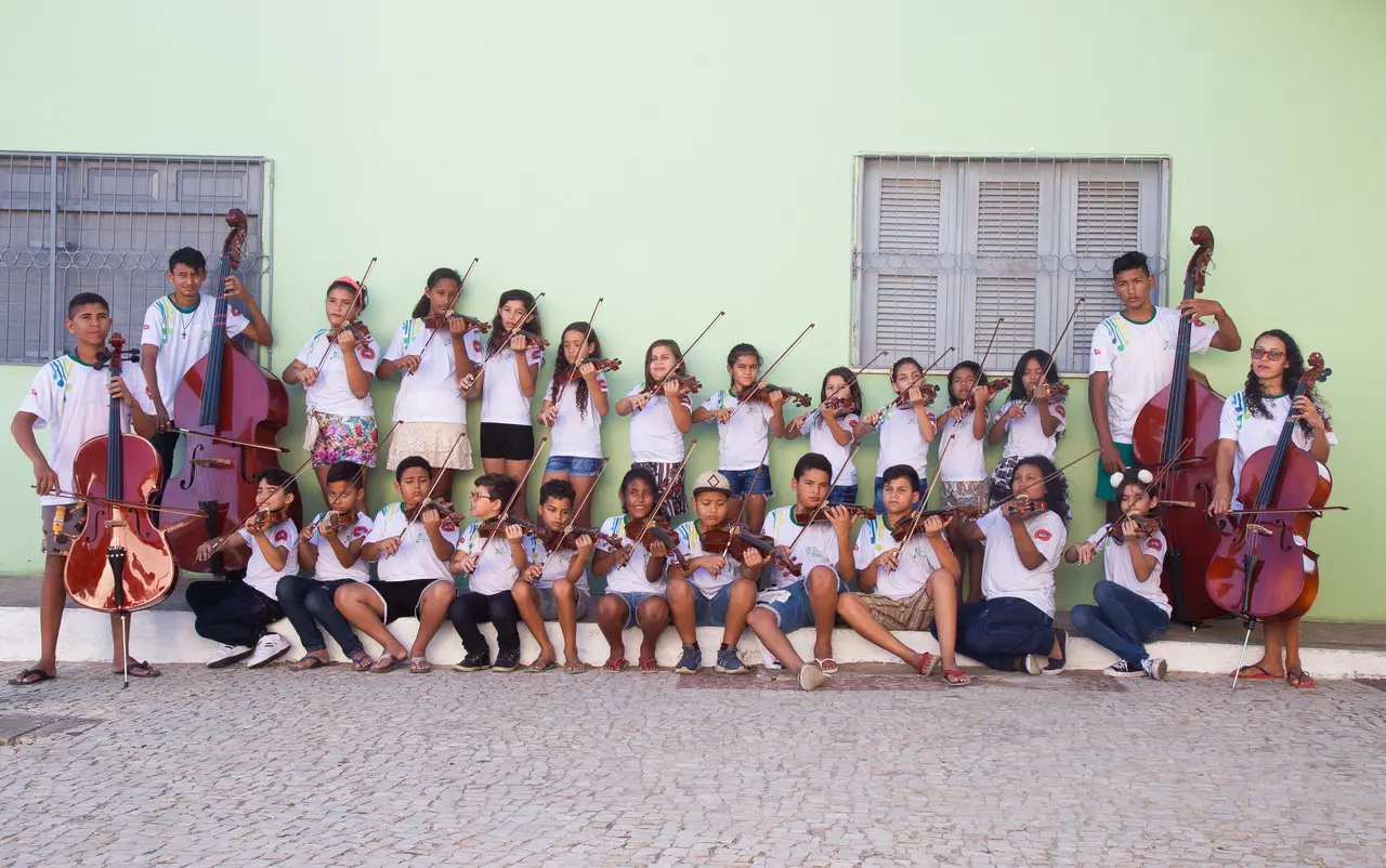 Imagem da notícia: Estudantes de Itapajé, no interior do Ceará, aprendem a tocar violino em projeto gratuito 