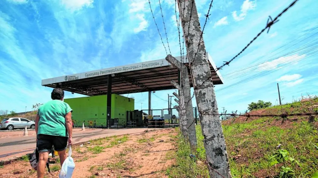 Imagem da notícia: Nove visitantes são detidos ao tentarem entrar com drogas e aparelhos eletrônicos em presídios no CE