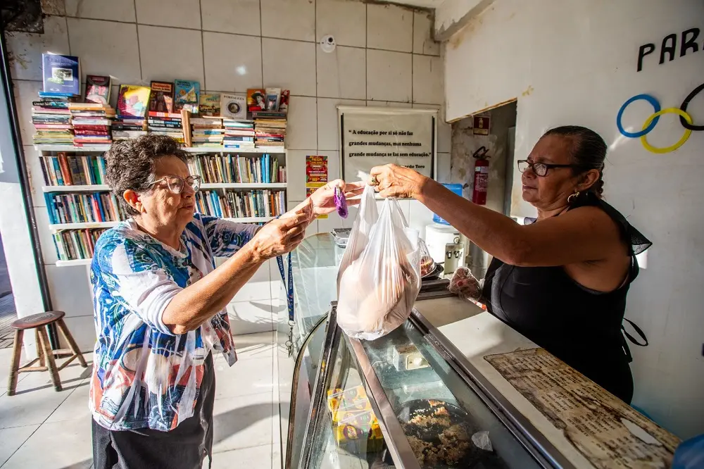 Imagem da notícia: Padaria de bairro em Fortaleza divide vitrine de pães com estante de livros: ‘Cultura acima de tudo'