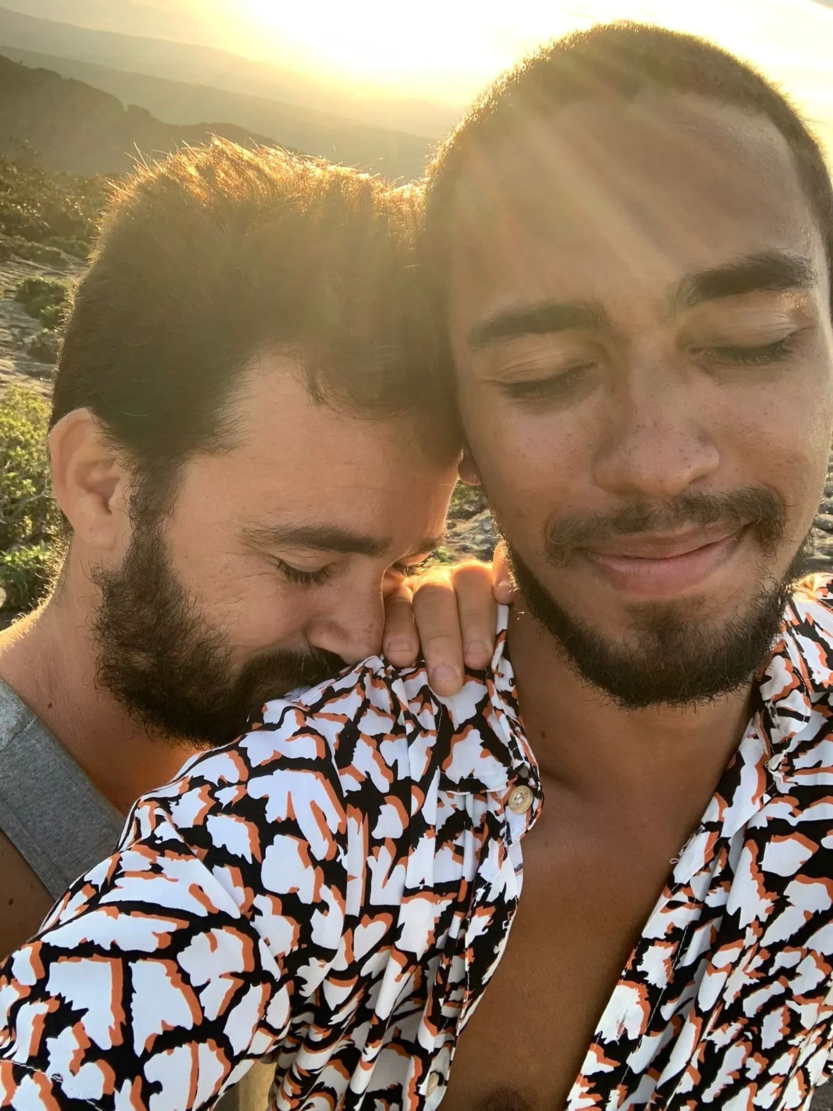 Iury Aldenhoff, 28 anos, homem negro, gay; Edvaldo Batista, 43 anos, homem branco, gay