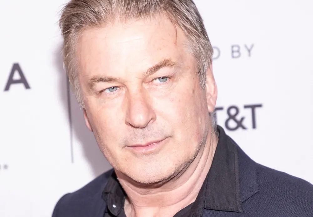 Imagem da notícia: Alec Baldwin vai a julgamento por disparo que matou Halyna Hutchins 