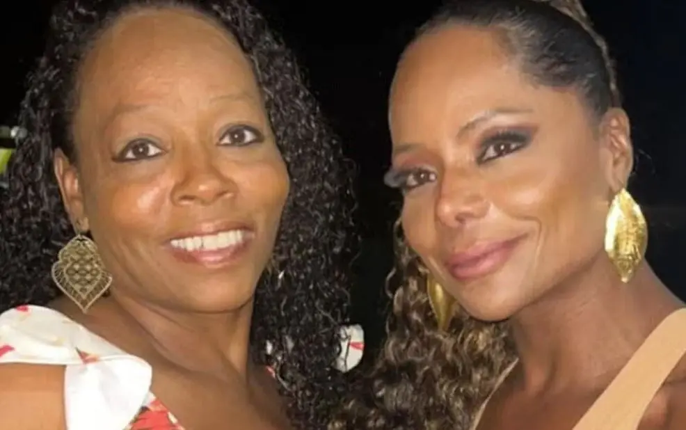Imagem da notícia: Causa da morte da irmã gêmea de Adriana Bombom é divulgada