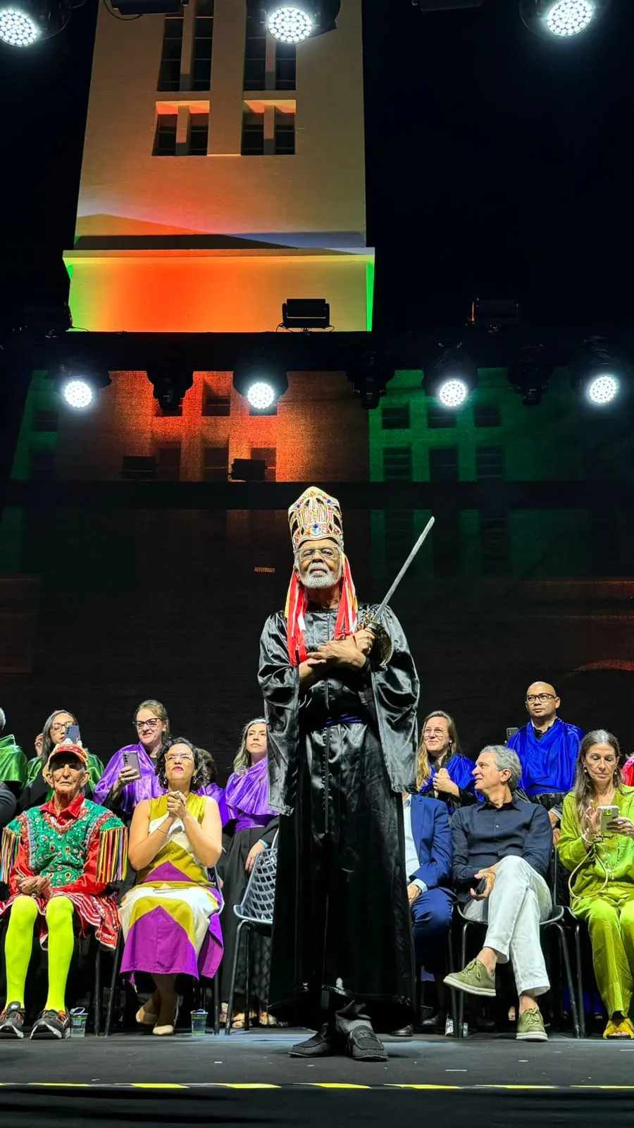 Imagem da notícia: Gilberto Gil recebe coroa de reisado e título de 'doutor honoris causa' no Cariri