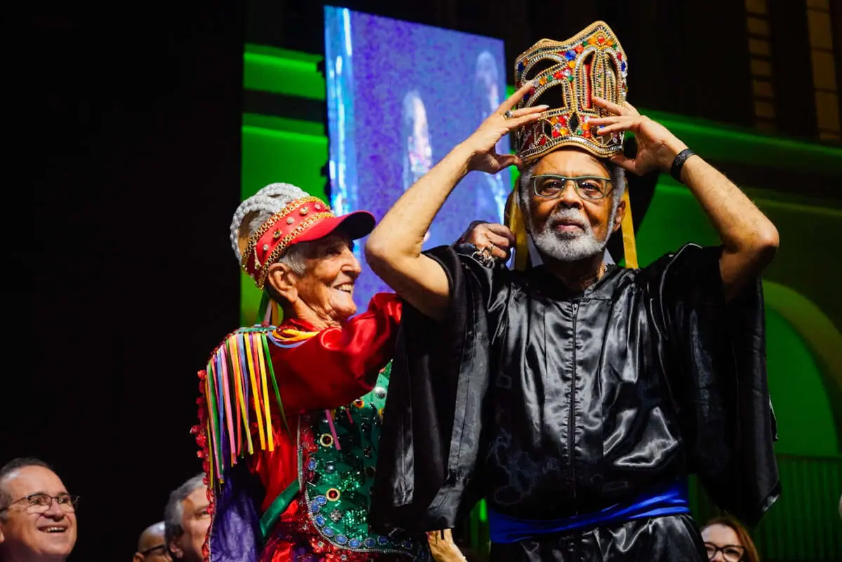 Gilberto Gil recebeu a Coroa do Reisado das mãos do Mestre Aldenir