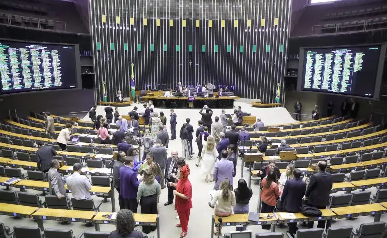 Imagem da notícia: PEC da Anistia: Câmara aprova em 1º turno perdão para irregularidades de partidos