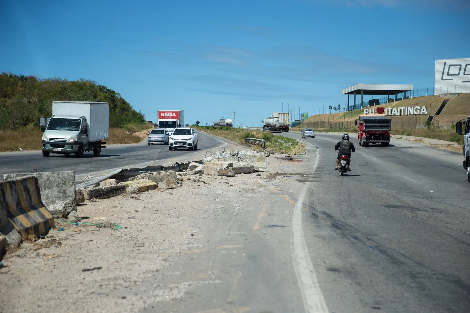 Diversos pontos do 4º Anel Viário estão com canteiro central ainda incompleto, como em Itaitinga