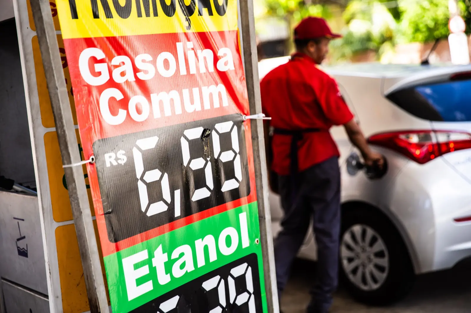 Imagem da notícia: Após reajuste de R$ 0,20 da Petrobras, litro da gasolina sobe até R$ 1,12 em Fortaleza